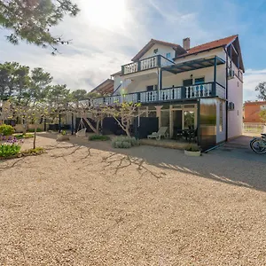 Apartman Agape, Vir